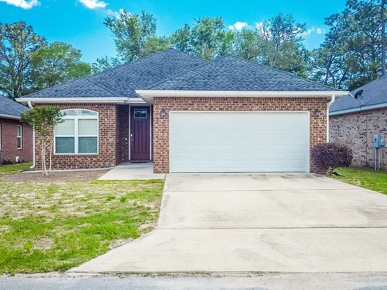 557 Valparaiso Pkwy — Photo 1