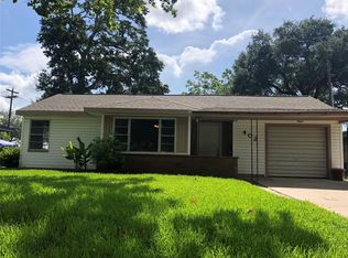 402 Cypress St, Lake Jackson, TX 77566
