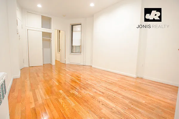 Rented by Jonis Realty | media 9
