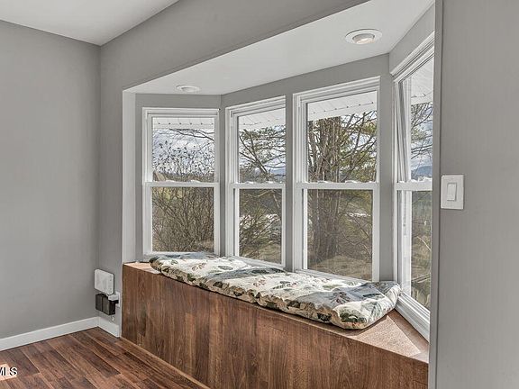 5th image of 520 Hospital Hill Ln