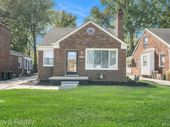21138 Huntington Ave, Harper Woods, MI 48225