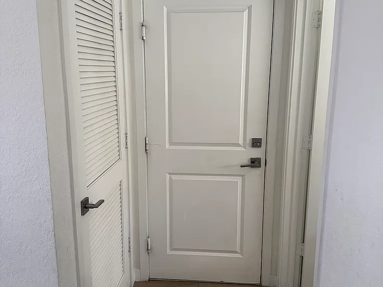 555 NE 6th Pl — Photo 3