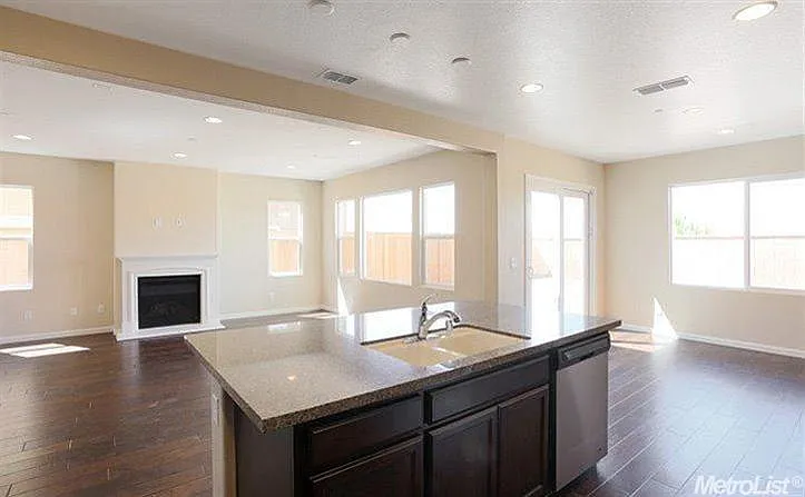 4 bed, 2561 sqft, $3,395 — Photo 3