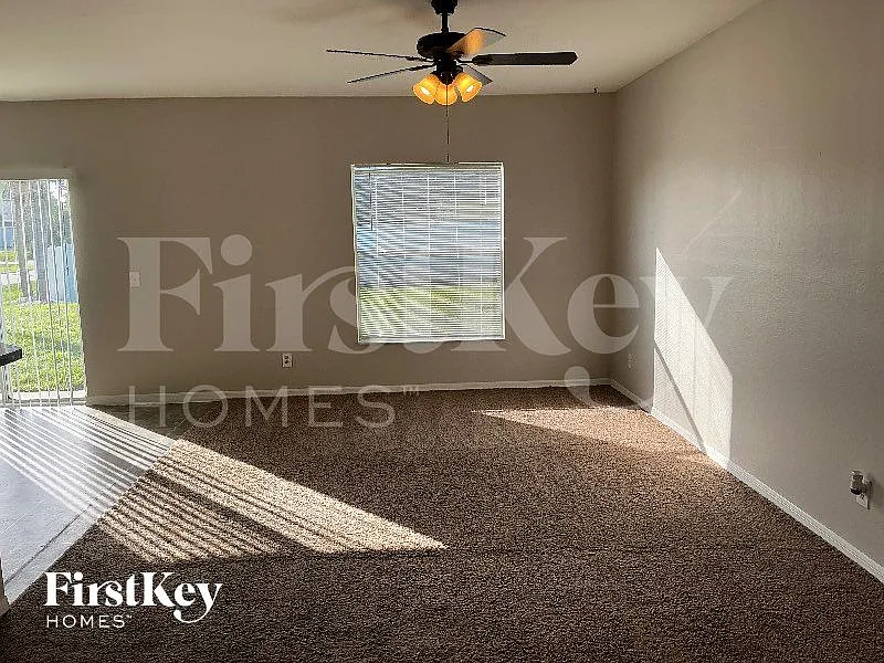 4 bed, 2.0 bath, 1400 sqft, $2,035 — Photo 2