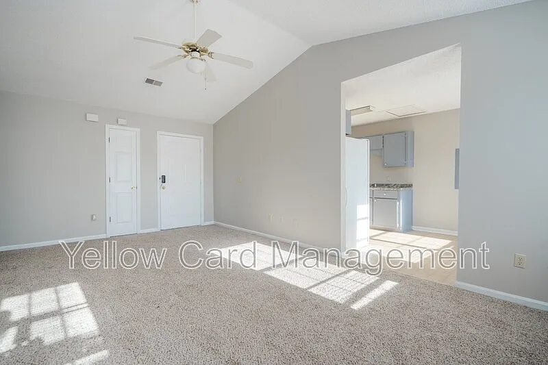 3 bed, 2.0 bath, 1087 sqft, $1,599 — Photo 4