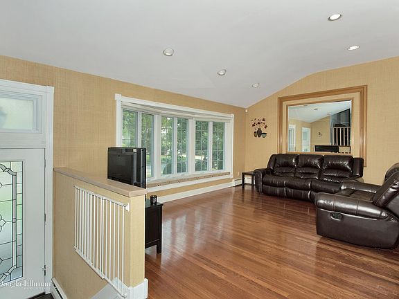 3rd image of 22 Fountain Ln
