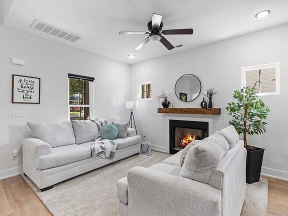 3rd image of 206 S Darden St