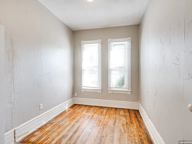 218 E. 8th St. — Photo 9