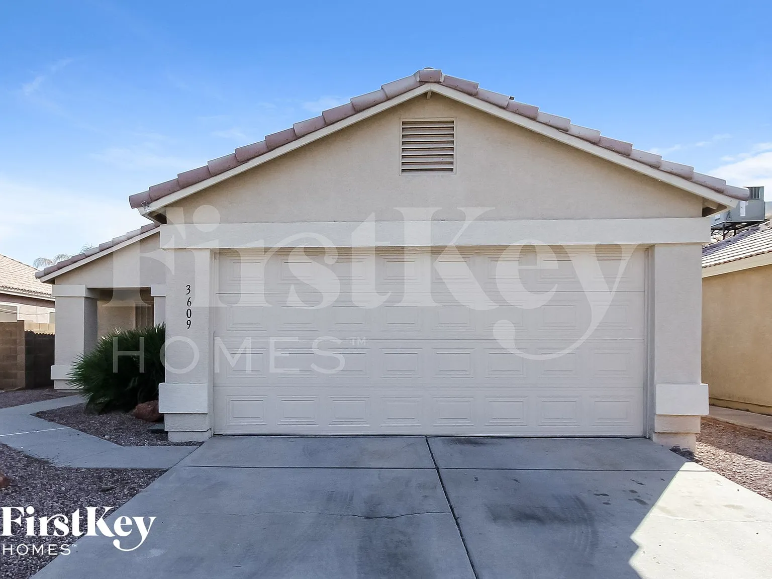 3 bed, 2.0 bath, 1138 sqft, $2,120 — Photo 1