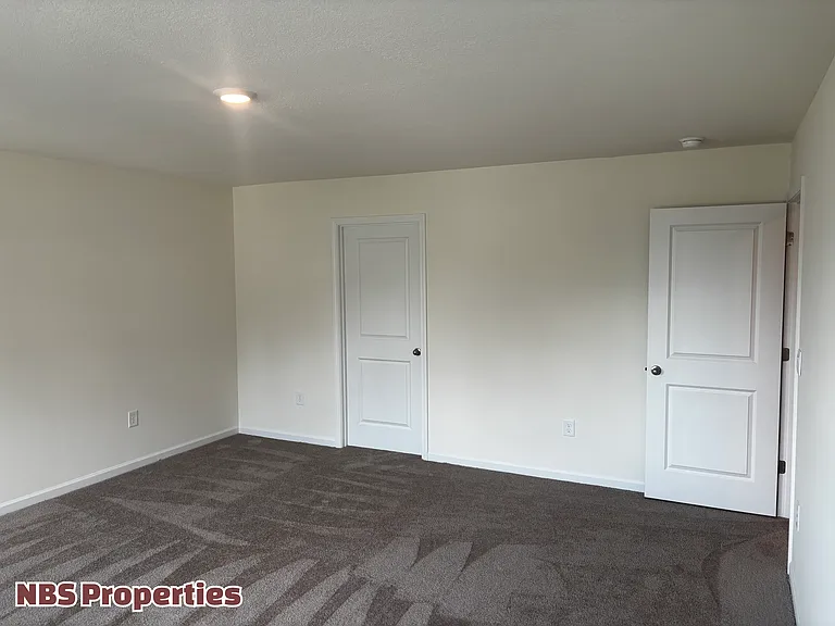 935 Utopia Ln — Photo 40