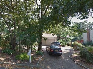 6 Long Acre Ln, Dix Hills, NY 11746
