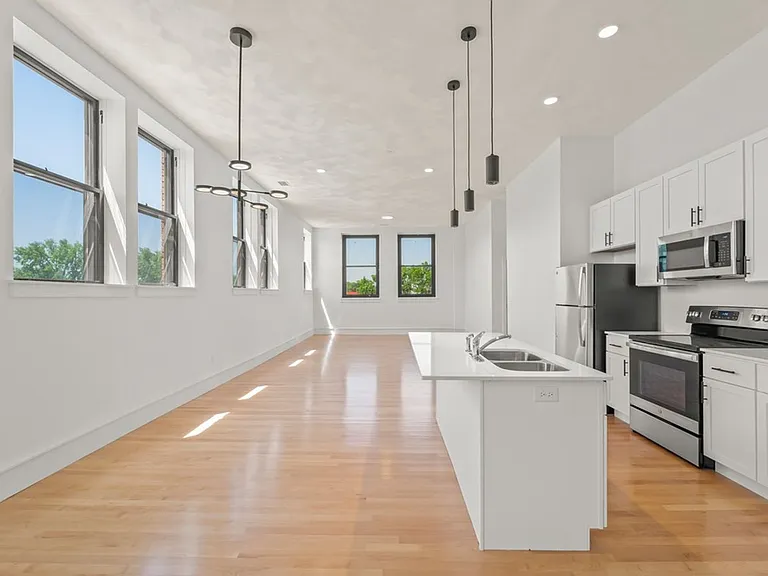 90 E Bremer Ave — Photo 19