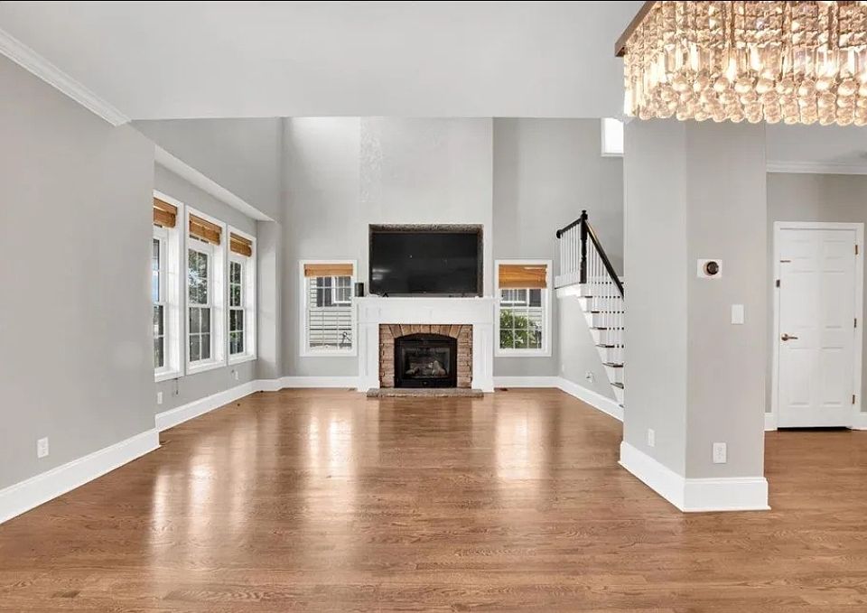 Dining and lv room with a beautiful high ceiling and beautiful view to the street and the persimmon tree__
