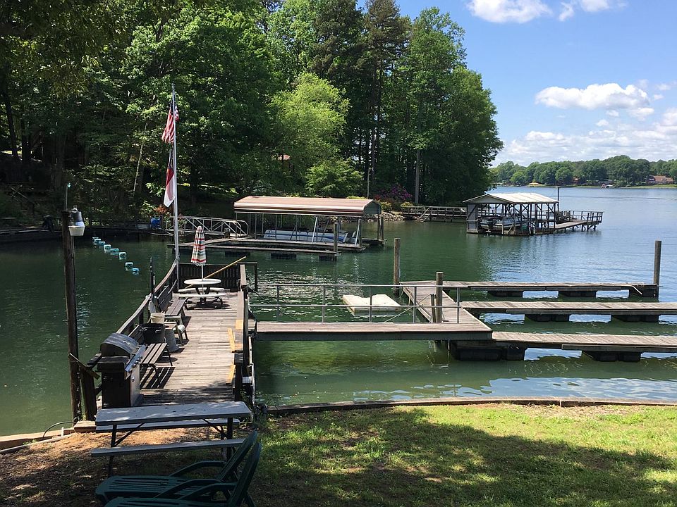 THIS IS THE GRASSY POINT BEHIND OUR SEAWALL WITH PICNIC TABLE, GRILL AND LOUNGE CHAIRS. THERE IS ALSO A PICNIC TABLE AT FAR END OF THE PIER. WE HAVE BOAT SLIPS BIG ENOUG FOR HOUSEBOATS, SO WE CAN DOCK- TIE UP - ABOUT 10 REGULAR SIZE BOATS. YOU GET A FREE