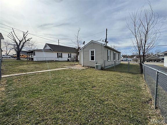 3rd image of 802 N Desloge Dr
