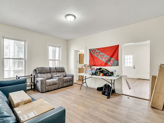 2nd image of 18 Ashford St #22
