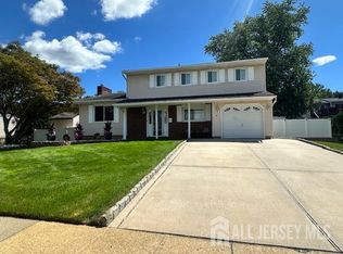 10 Holly Dr, Parlin, NJ 08859