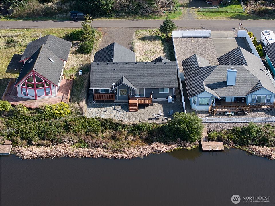 1st image of 673 Island Circle SE