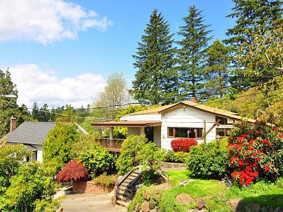 Welcome to 4428 SW Kenyon Pl!