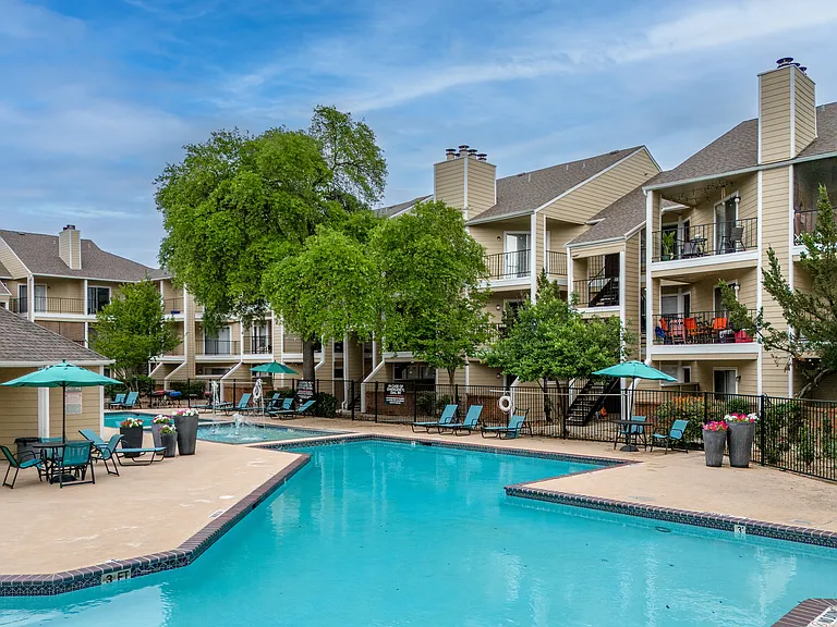 Doral Club Apartments — Photo 16