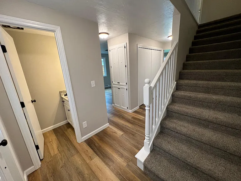 2549 NW Fairlawn St — Photo 2