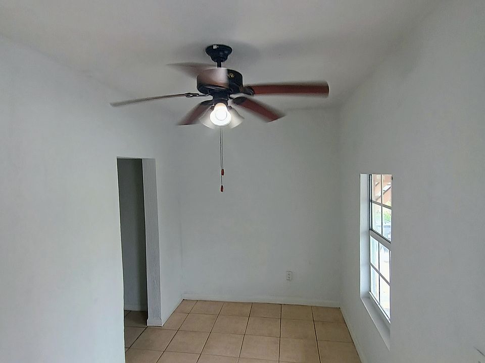 Entrance foyer/living space.
Entrada de la unidad/sala.