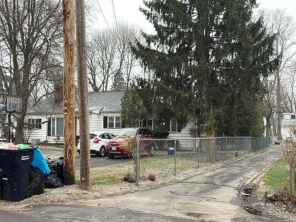 2nd image of 125 Seneca Rd