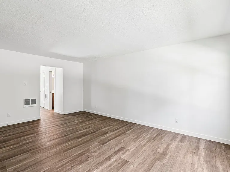 Midland Apartments — Photo 36
