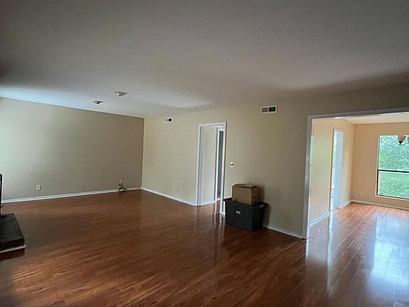 4th image of 542 Glen Cove Dr