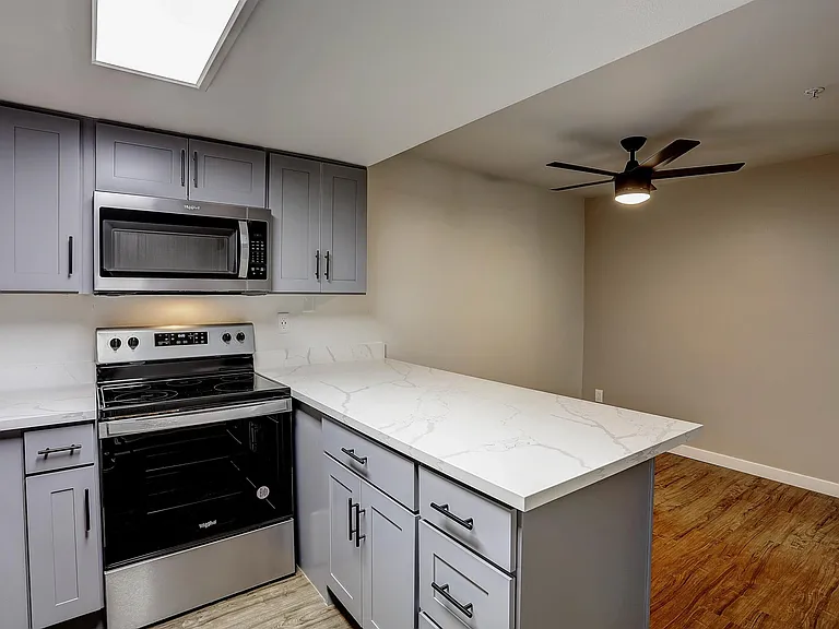 Sunset Highlands Apartments — Photo 5