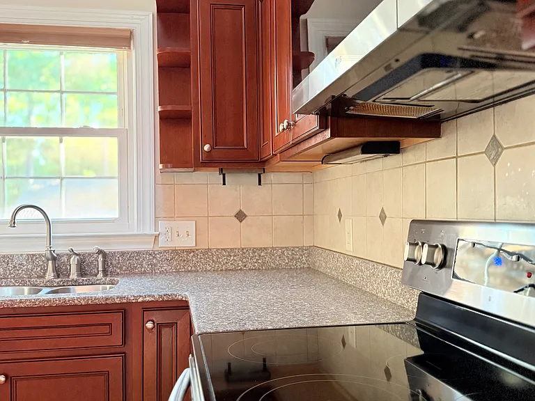 1214 Wellington Ln — Photo 9