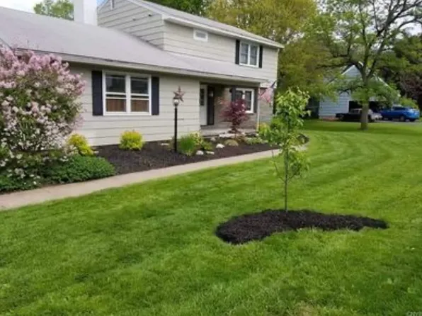 9 W Edgewater Dr, Fulton, NY 13069