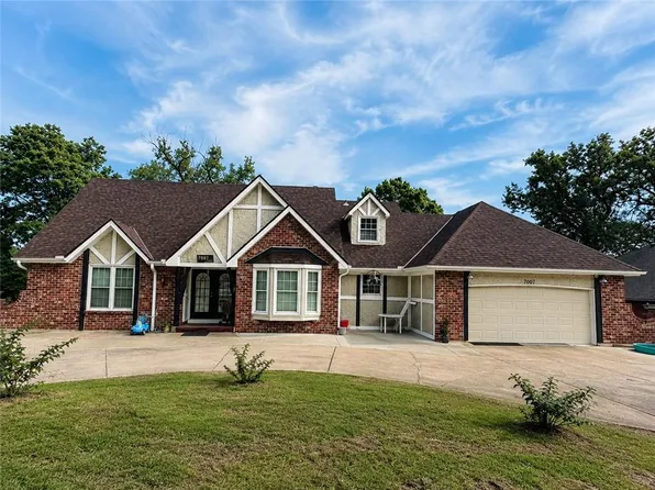 7007 Lakeshore Dr, Raytown, MO 64133
