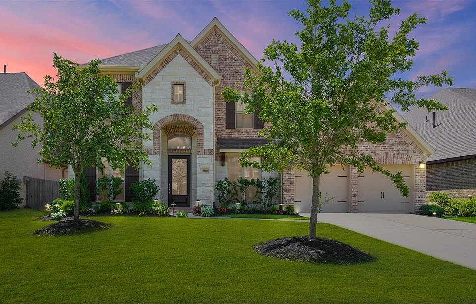 Welcome home to 10318 Mackies Run Lane in the premier master planned community of Cypress Creek Lakes. This immaculate Perry home features a flexible floor plan which is very desirable - 5 bedrooms (2 bedrooms on the 1st floor), 4 1/2 bathrooms, 3 ca