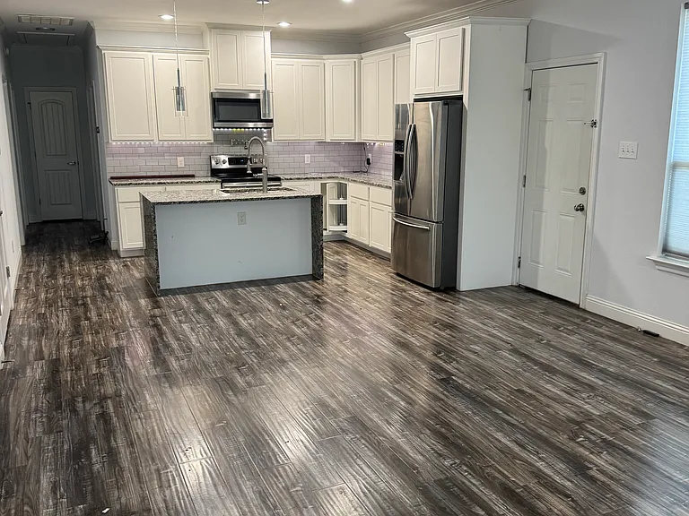 3919 Diamond Ave — Photo 3