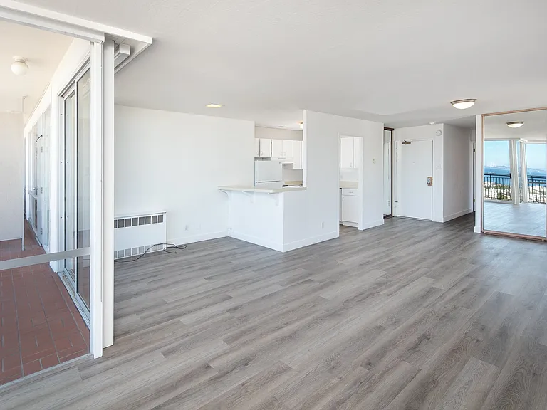 Crystal Tower Apartments — Photo 27