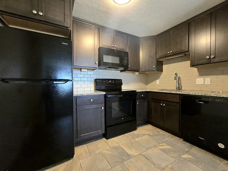 725 Broad St #4 — Photo 2