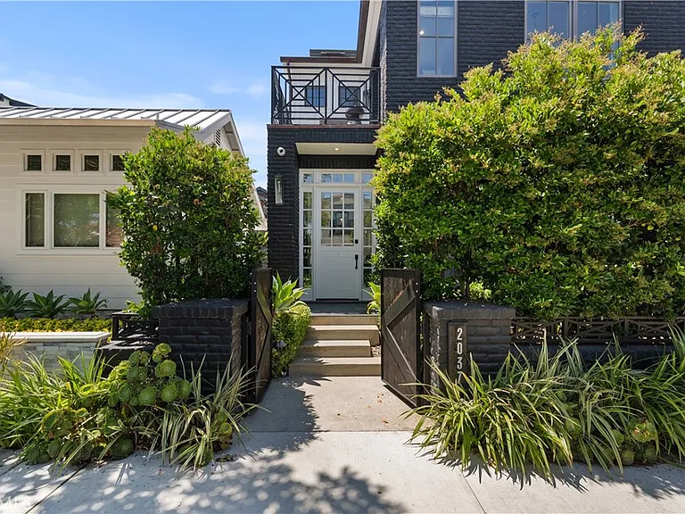 2037 E Ocean Blvd — Photo 39