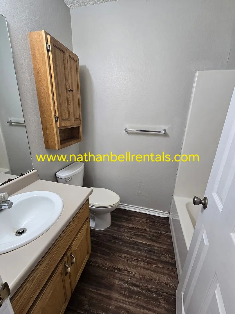 490 Kirkland Ln — Photo 3