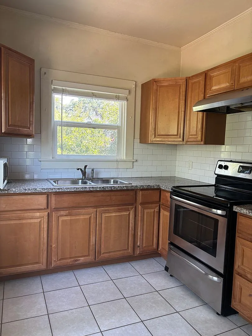 300 Cherry Ave — Photo 4