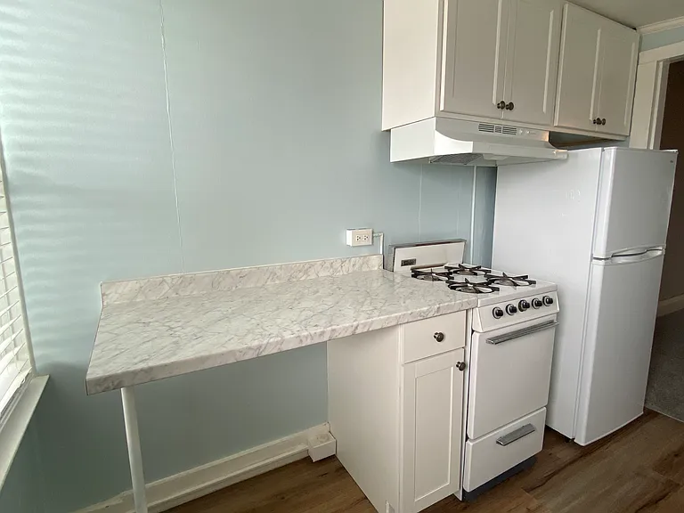 1127 W King St #3 — Photo 2