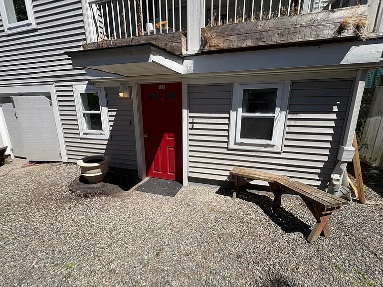 121 13th Ave E #D — Photo 2