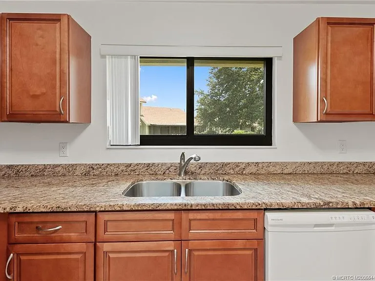 1496 SE Colchester Cir — Photo 10