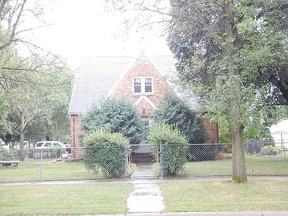 3rd image of 229 E Prairie St