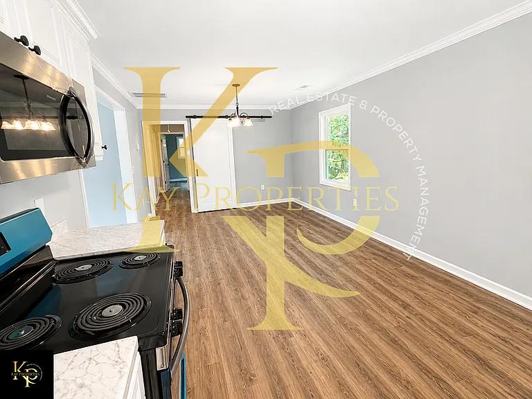 1828 Windsor Dr — Photo 9