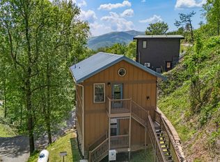 628 Woodland Dr, Gatlinburg, TN 37738
