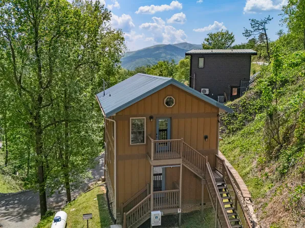 628 Woodland Dr, Gatlinburg, TN 37738
