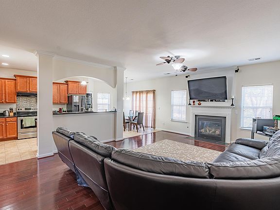3rd image of 773 Saxony Dr