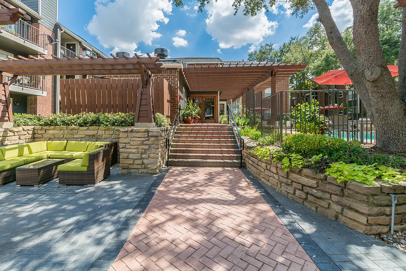 The Hamptons — Photo 1