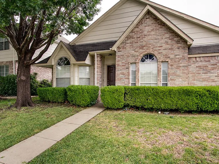 2104 Regency Dr — Photo 2